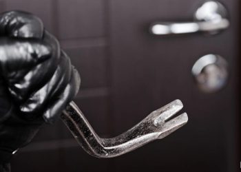French Woman Held at Gunpoint as Robbers Snatch Crypto USB