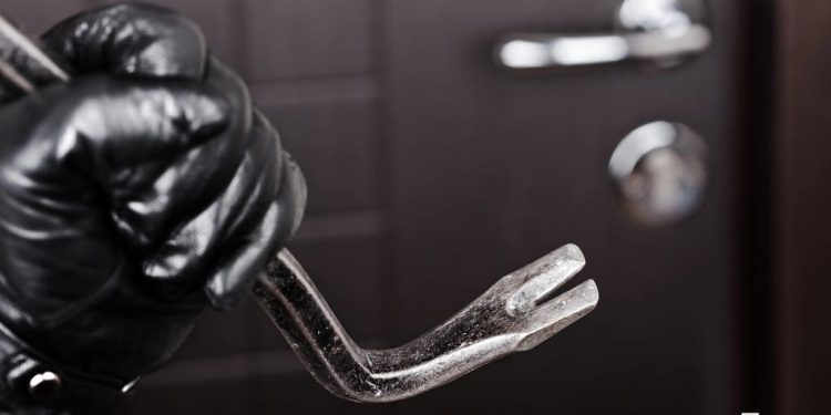 French Woman Held at Gunpoint as Robbers Snatch Crypto USB