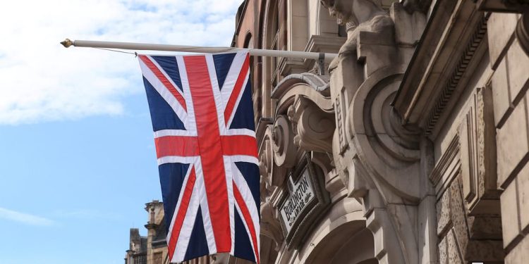 Labour MPs Push Starmer to Ban Crypto Cash in UK Elections